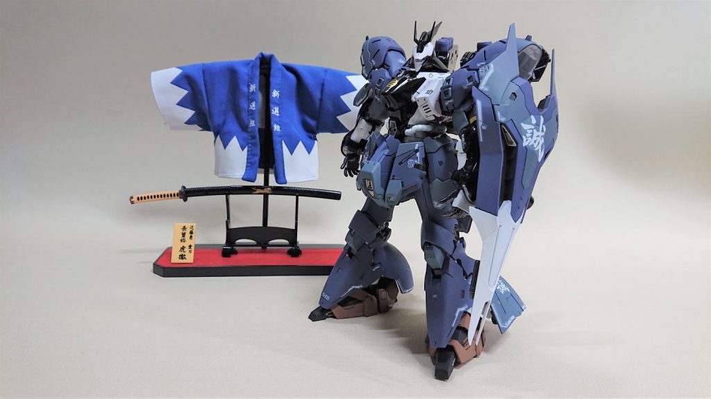 京都と言えば新選組！法被と日本刀は既製品。これに合わせてサザビーを選んだ格好。