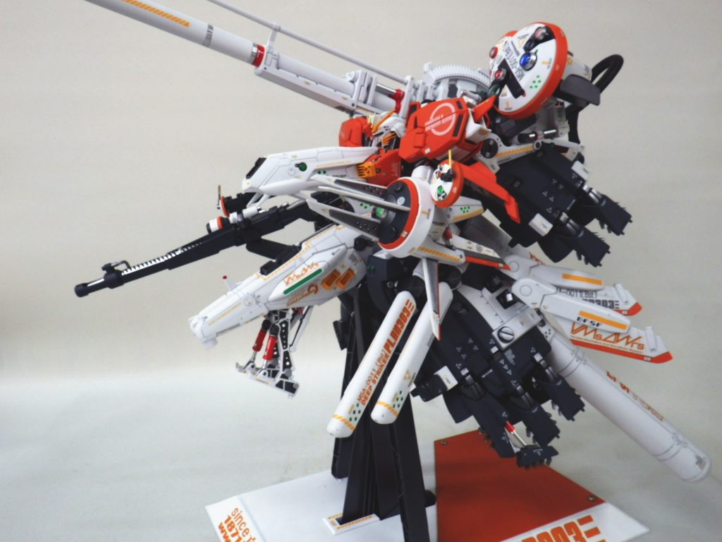 ひと目では何がどうっているのか分からないゴテゴテ感を過剰に演出した改造。