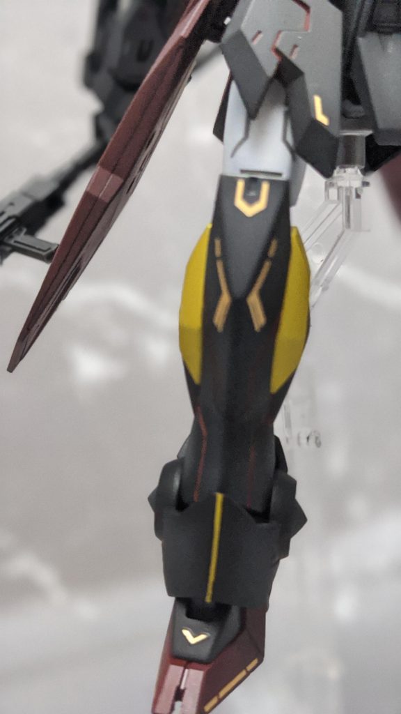 アンクル部分は接着するとメンドイので、合わせ目が出るところに細いプラ板貼ってます。全身の金色のデカールと馴染むように金で塗装してます。