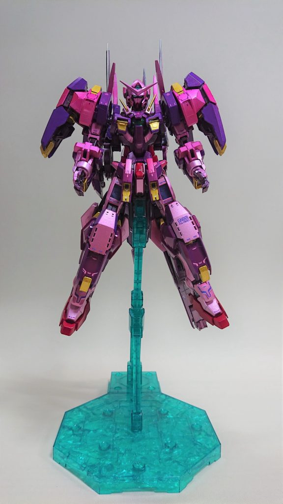 台座を重くするため、コップを砕いてガラス片を重りとして台座底面に敷き詰め。間埋めにはUVレジンを。