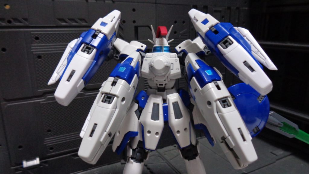 ドーバーガンの接続アームを使って両肩にスーパーバーニアを増設。背中の真ん中に丁度いい穴が空いていたのでナドレのGNドライブを加工して付けられるようにしました。