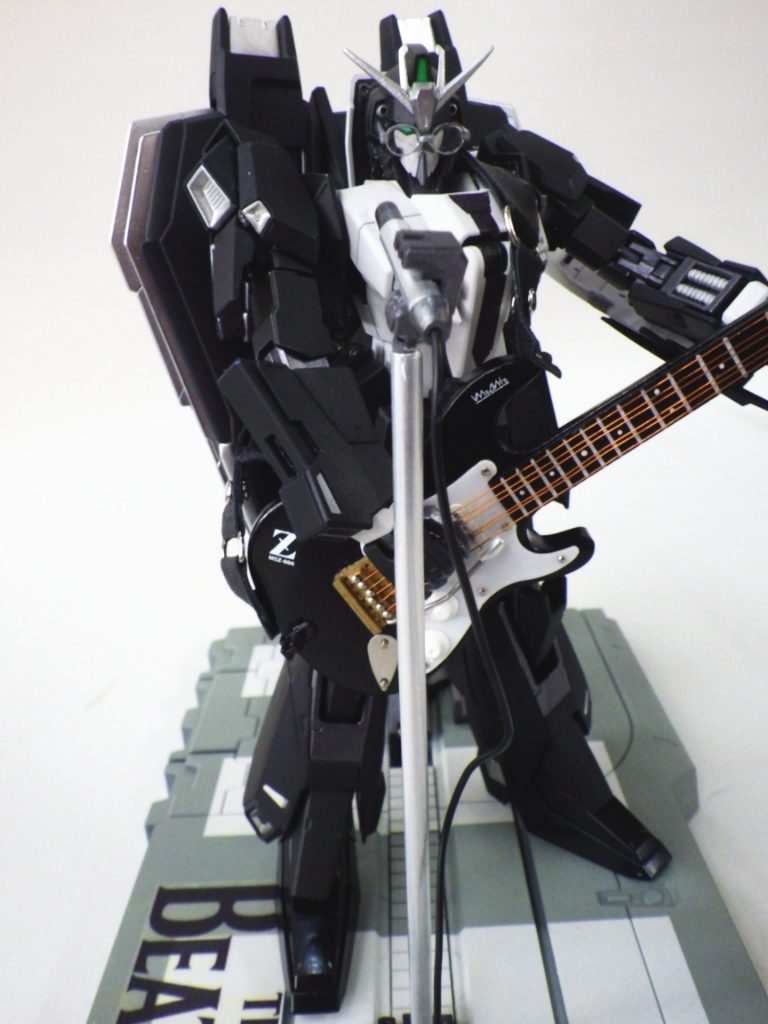 しれっとメガネも。ロン毛化してヒゲも再現。