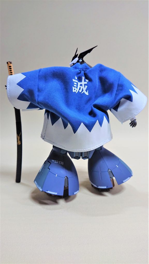 法被を着るために肩アーマー、バックパック、シールドはまるっきり使えません。