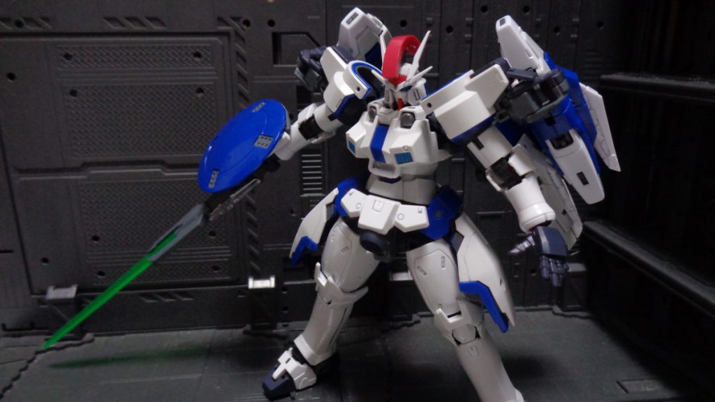 武器はGNトールギスソード。GNソードⅡの基部にGNソードⅤの刀身とトールギスの円形シールドを付けています。