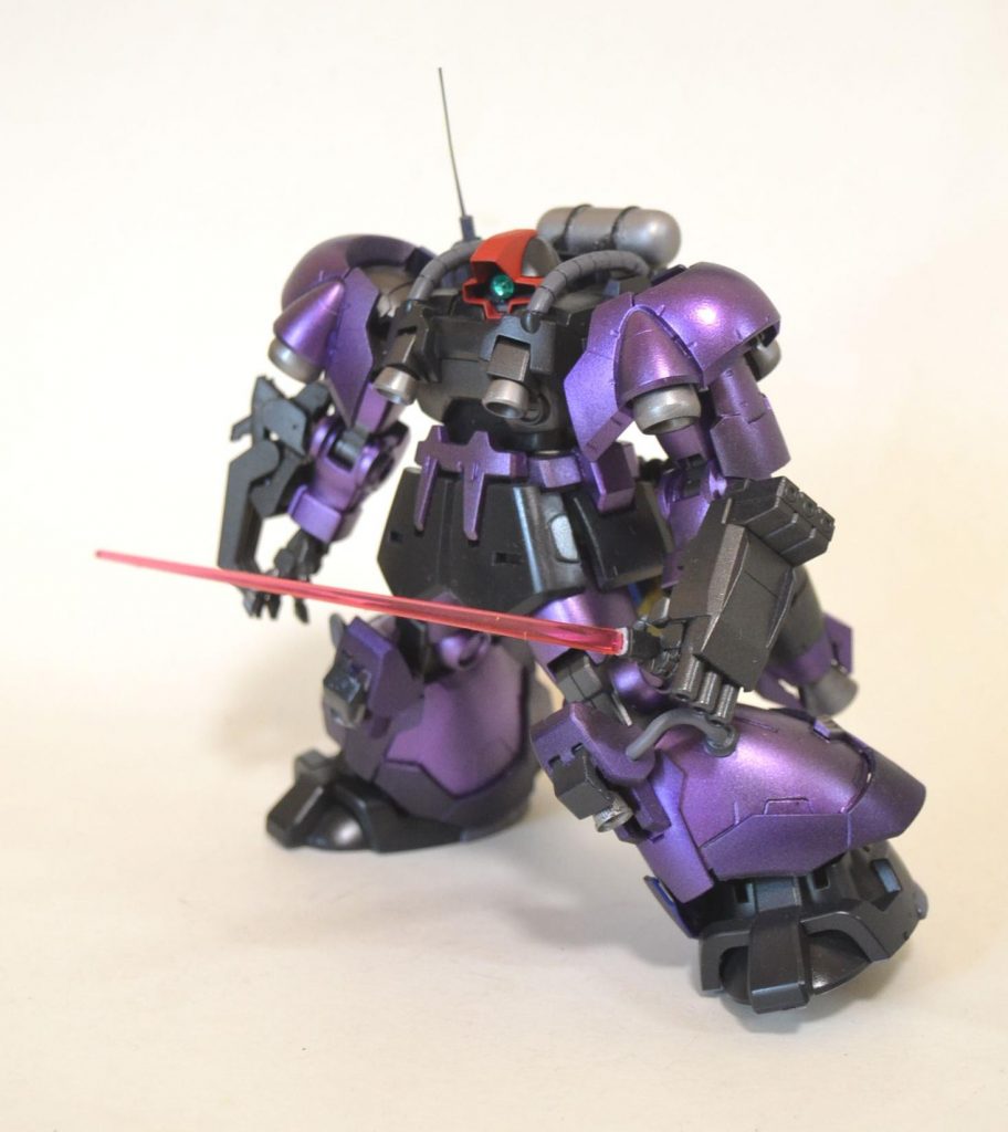 両腕に近接戦闘用の武器を装備