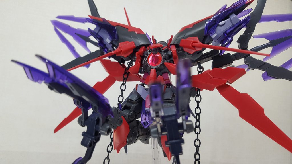 胸部のGNドライブは真ん中あたりに紫のクリアーパーツを接着しています。目玉っぽく見えるようにしたかったのですが・・・赤のクリアーパーツと銀のホイルシールで、キャンディ塗装みたいに光が反射して見え辛くなっています。さて・・・中二病全開だったため、かなりごちゃごちゃした説明になりました・・・(突貫で仕上げた設定なので、穴が空きまくりな気がします・・・)ここまでお付き合いいただいた方には本当に感謝です。ほぼ未塗装、切り貼りしただけの機体にしては良い感じにまとまった気がします(・∀・)それだけ元のキットが良いということでしょうか・・・?強化体の姿も考え始めているので、そのうちパワーアップさせるつもりです。