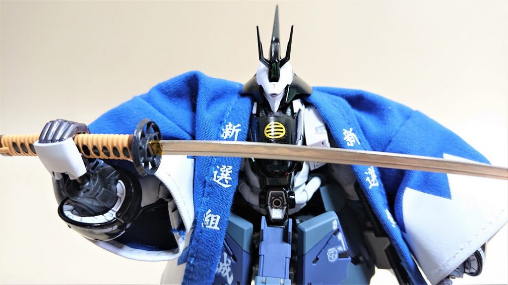 日本刀を保持させるために、握り手の穴を拡張。お陰でビームサーベルは持てなくなりました。