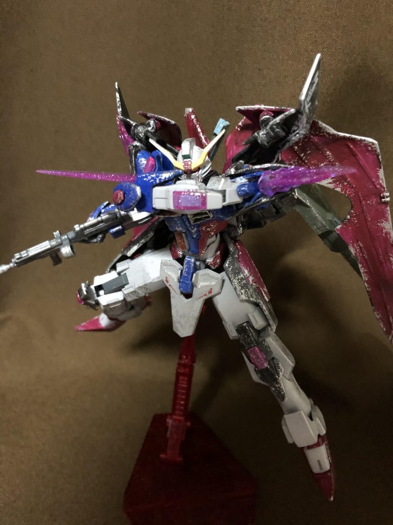 《ブルチャーレ・スパーダ》『炎の翼』で攻撃用のビームナイフを形成する。この状態は貫通力に優れ、同じ光波シールドの防御フィールドを突破することも可能となる。また大型ビームソード以上に取り回しに優れ、斬りかかる際にのみ刀身を出現させることで敵の意表を突くことができるなど、奇襲性にも優れている。