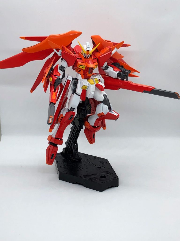 武装解説「フェンリル高エネルギー長射程ビーム砲」背中にある二門の大型ビームランチャー。デスティニーの高エネルギー長射程ビーム砲以上の威力、射程、連射性能を誇り、最大出力時には陽電子リフレクターさえも貫く威力を発揮する。