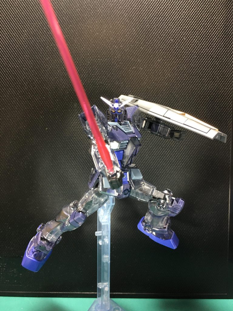 　肩と胴体の可動を活かしたダイナミックなポーズが決まります。　…付属のバズーカは、今までにもう3丁も同じ形組んでるから改造しよう、ということで撮っていません。 