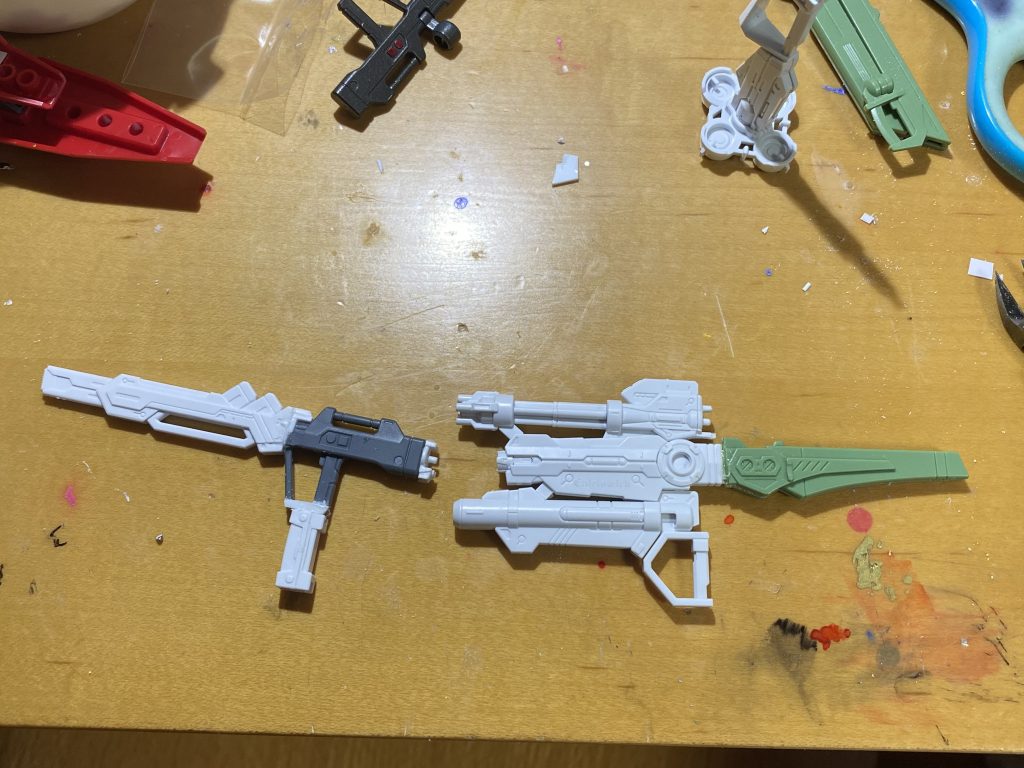 カレトヴルッフ炎と武器の加工アロンダイトは展開方法の再現が難しかったので少し変更を加えたほか、この写真を撮った後に気付いて剣の先端を作り直しました。ビームライフルの後部をビルドトーチ部分に接続できるように加工しています。