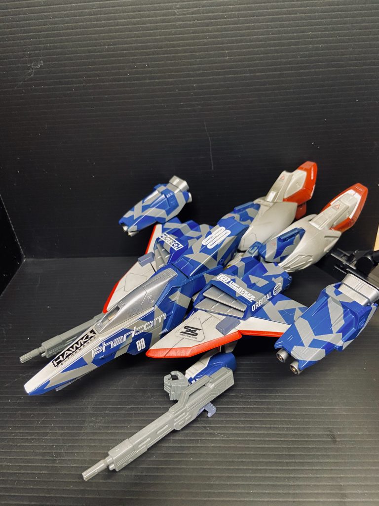 男のロマンシリーズ!変形!シャキーン!基本的には脚を短縮しただけなので、元キットと同じく変形できます。(頭を外せばm(_ _)mスプリッター迷彩はこの状態をカッコ良くしたくて途中で導入した為、MS形態がまとまりきらないハプニング。