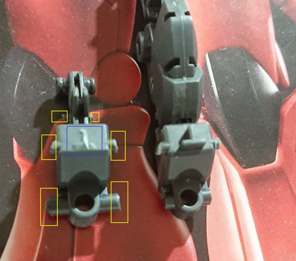 さて、近年のＨＧでは説明書でも合わせ目を消してない場合が多くなり、どこがモールドでどこが合わせ目か分からないことが多いですよね。私はこのザク、脚部後ろ側のフレア部分と、脚部正面装甲と脚部本体の合わせ目。ここは段落ち化されていないことから考えて、「モールドとして処理しやすいように配置された合わせ目」だと判断しました。後者はＭＧ2.0でも似たようなディテールがあるので迷いましたが…　で、このように脚部の合わせ目を消そうとした場合、脚部フレームの後ハメが必要になります。そこで私のおこなったHGUCリバイブ版シャア専用ザクの後ハメ加工のご紹介をばまずは上の画像のように内部フレームのダボをカット 