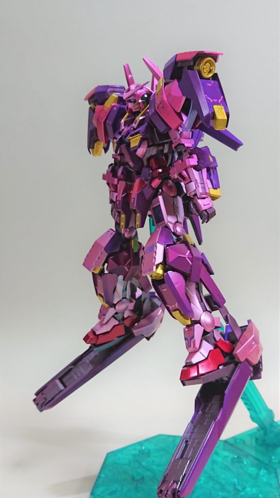 台座がシッカリしたせいか、今度はガンダム本体との接続に不安が。