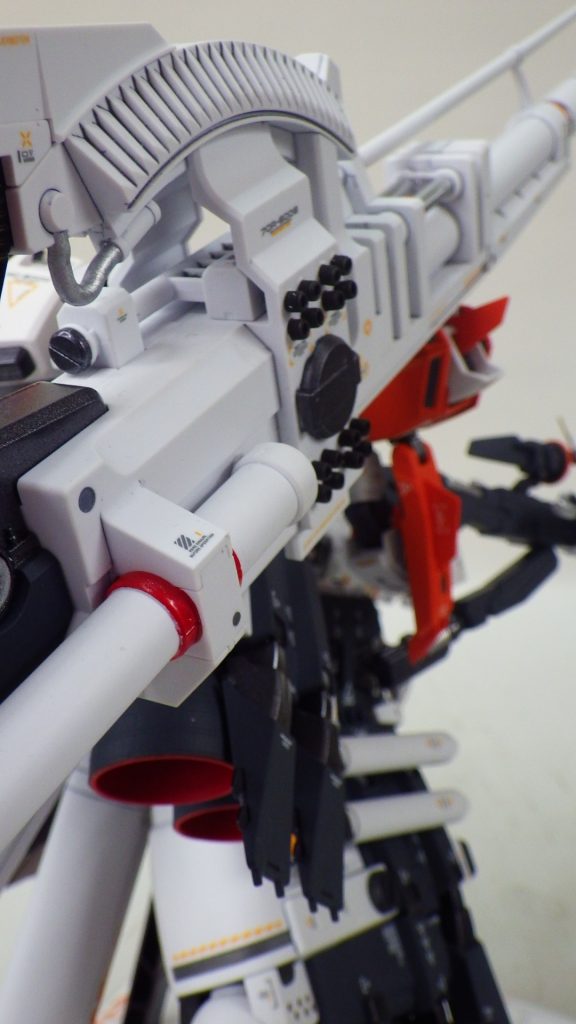 基本的にメタルパーツは使わない主義ですが、イモネジなんかあしらってみたり。