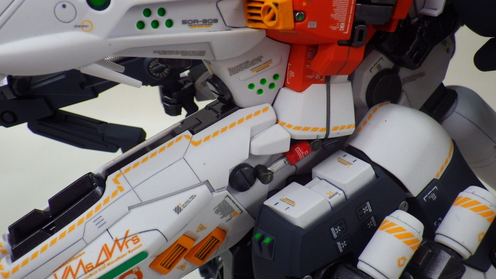 どうせポーズなんて付けられないわけですから、脚部はビス止めしプロペラントタンクのスタンドは廃止。