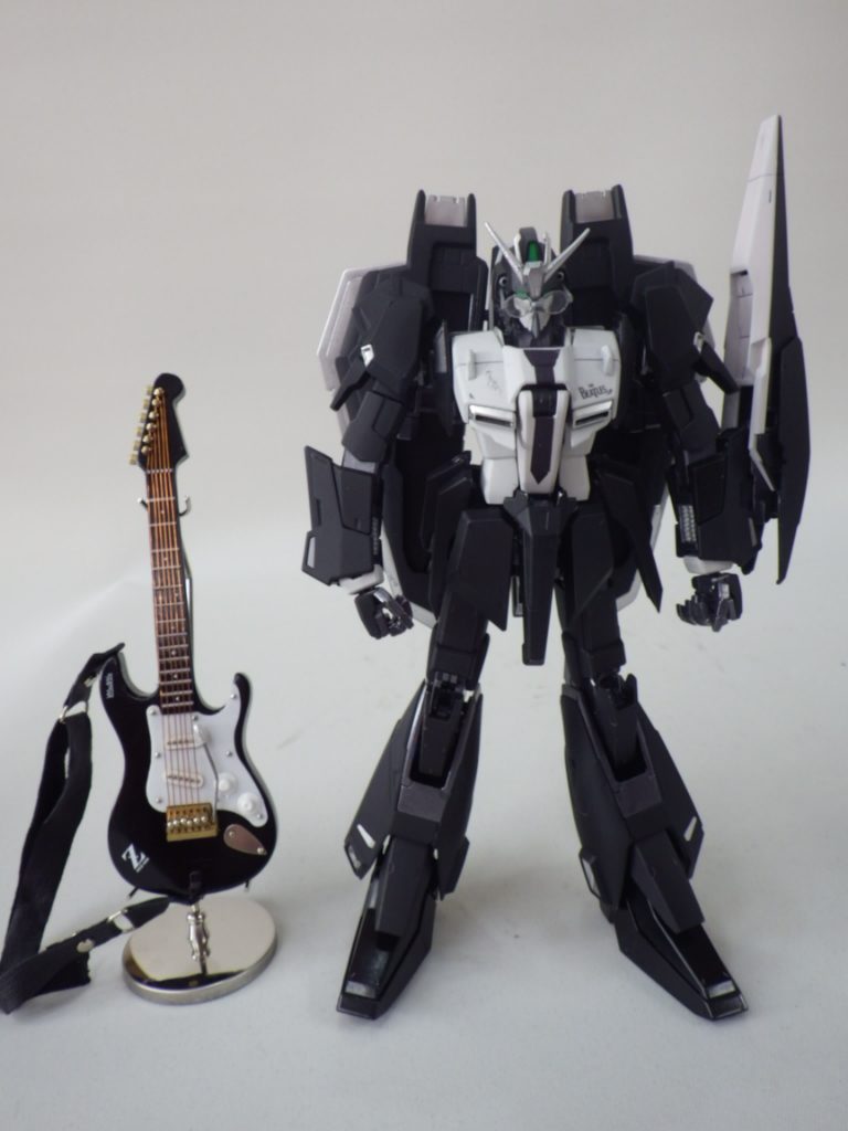 ギターは市販品のミニチュアを削って調整して最適化。