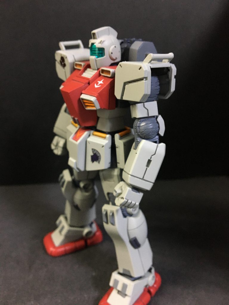 肩は陸戦型ガンダムS型の肩の真ん中部分のダクトを丸々カットし切り抜いた部分にプラ板を入れて制作しました😄腕関節は丸モールドパーツをシーリング風に彫って原作の球体関節風にし、それに合わせて腕を少しだけ変更しました👍