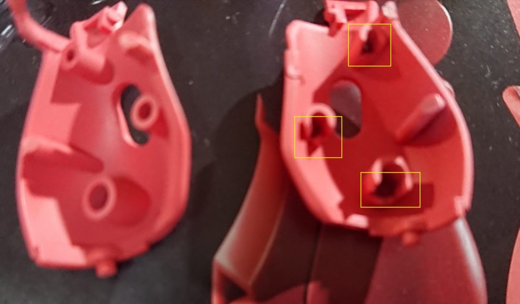 次に脚部外装の内側をのダボ受けの下側をコの字カット 