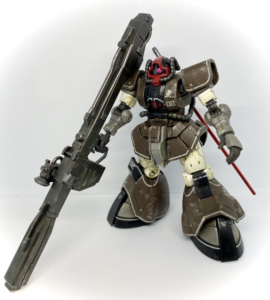 定番のポージングです。このキットはHGなのに、動きもいいのにしっかりとしたドム体系で、素晴らしいと思いました。足の付け根がやや弱くポージングが多少苦労します。