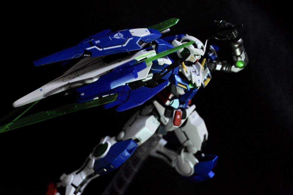 GNタチ背景と同化してよく分からないと思いますが、GNタチのマウント部は真鍮線を通しているので可動します。したがったこのような抜刀ポーズも自然な感じでできます。