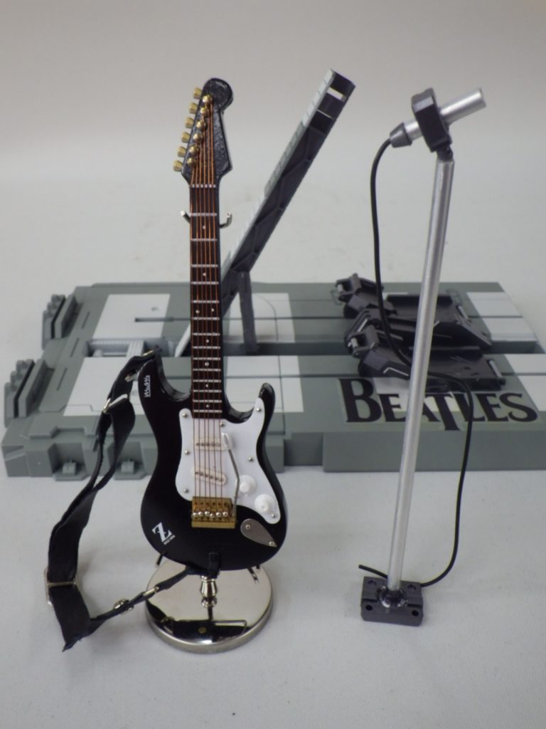 カタパルトデッキをアビーロードに見立て横断歩道に。マイクスタンドは自作。マイクはビームサーベルの柄をセットできる。