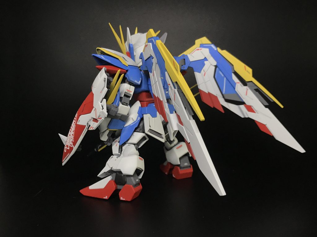 肉抜きのあったパーツはパテ埋めを行っています。後ろのスカートはダクト状の部分をくりぬき、プラバンで立体的になるよう改造しています。