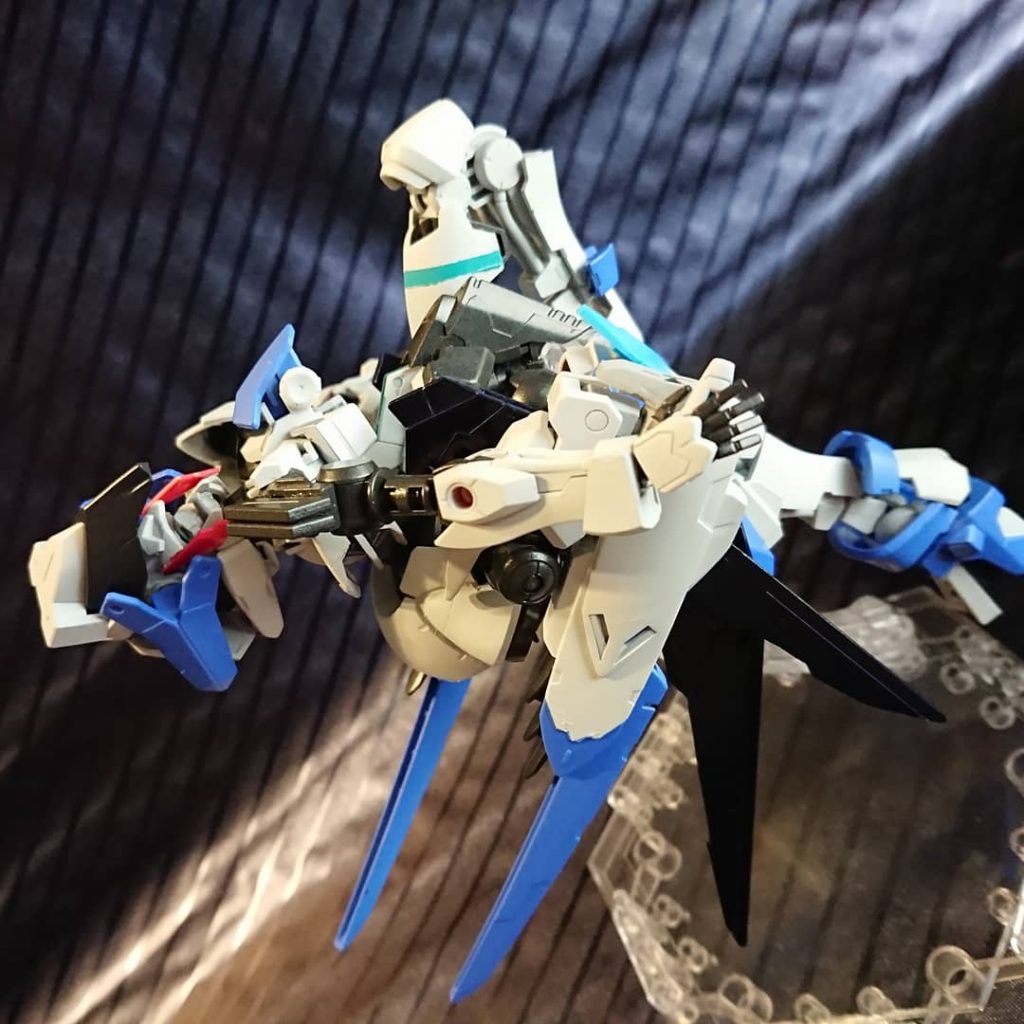 随所に鳥っぽさ、女性のドレスを意識したデザインにしています。