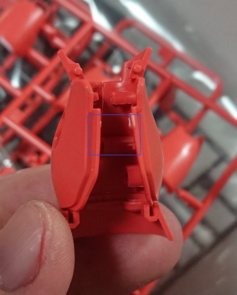 左右をつなぐ前面のリブもカットここで切っても下部のフレアで固定されるので、作業中にパカパカとはなりません 