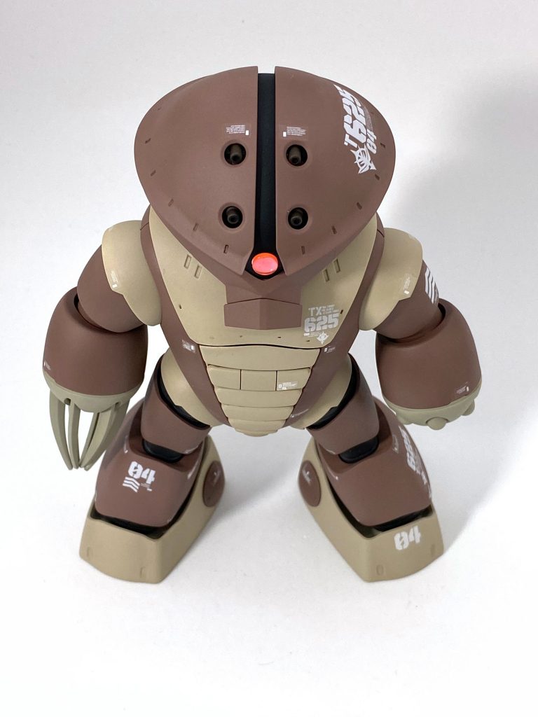 モノアイ本体もディテールはできるだけ付けたくないので（これもアニメ版がそうだから）Ｈアイズ＋メタリックシールをそのまま貼りました。頭部は上から見るとマーキングがとてもいい感じのカーブを描いてくれるのが気に入っています。 