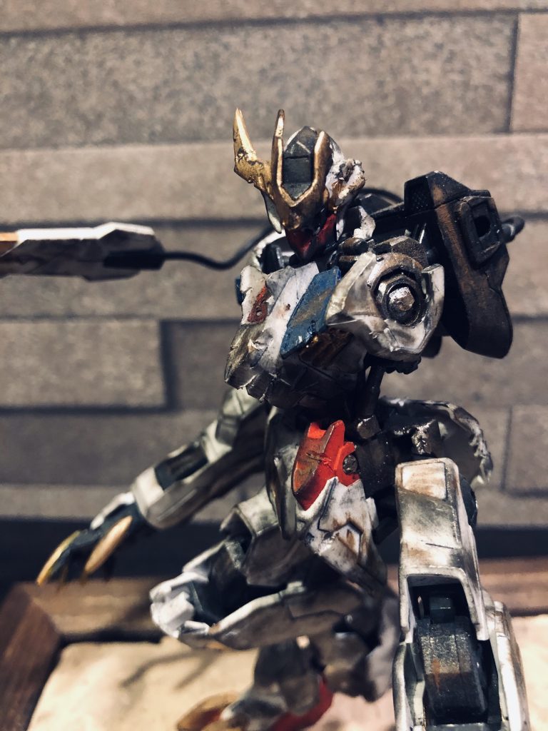 真正面です。今回は少し前に制作したモデルを紹介しました。この続きとして、グシオンリベイクフラシティも同じようなウェザリングで制作。現在はその２つを合わせて飾っています。グシオンリベイクフルシティの方も近日中に公開します。