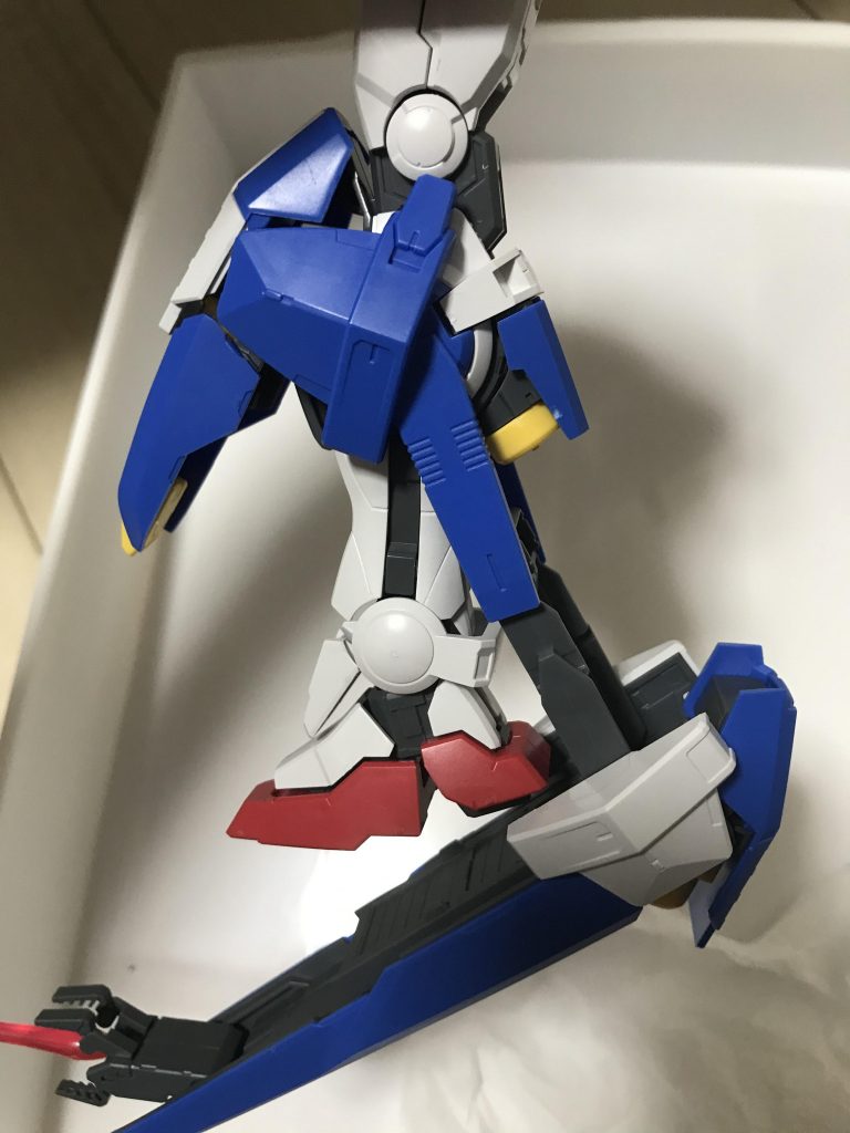 本来のダッシュユニットはエクシア専用の取り付け形状となっている