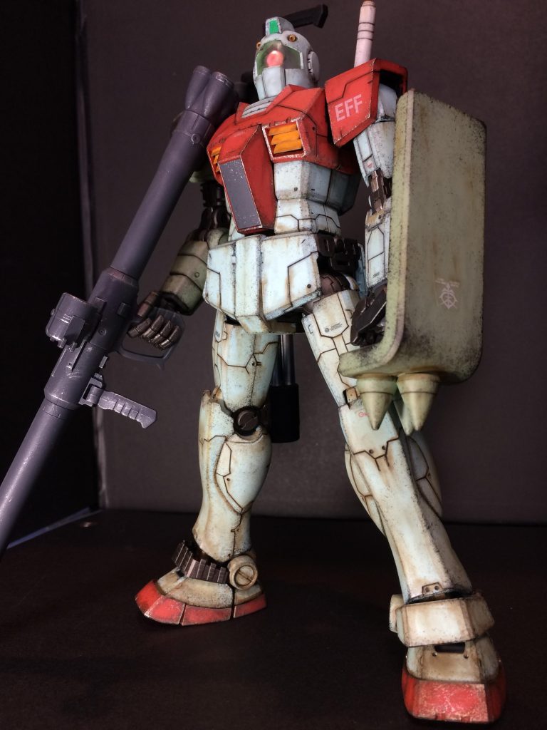 ジムのシールドの下には、ザクから持ってきたスパイクシールドを隠しています。自分はガンダムの世界に疎いため😅、ゲム・カモフという機体を知らなかったのですが、そのMSが持ってるシールドをイメージしました。ネオジム磁石で取り外しできます。