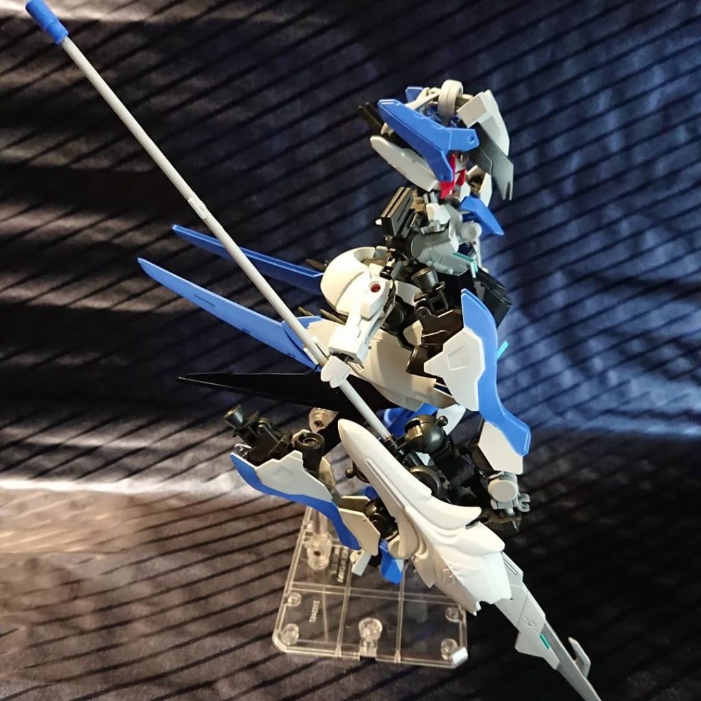 メイン武器はブースター付き大槍。槍自身に推進力があるため、か細い機体でもそれなりの威力がだせます。アーマー換装時は土台になる都合上、少々無茶なデザインになってしまいました。映ってませんが臀部と腰部、背部にスラスター&ウイング搭載という、驚異の高機動型です。