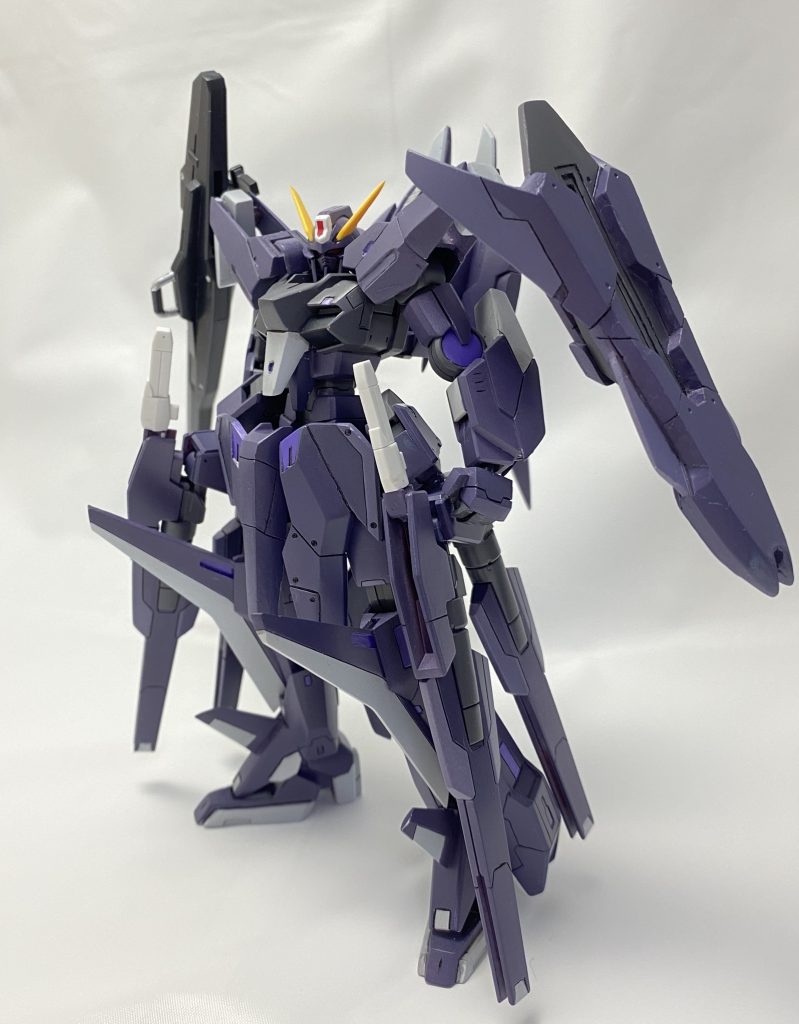 ー設定(という名の妄想)ーヴェーダ奪還作戦でイノベイターとの戦いに勝利したソレスタルビーイング。その際大破したアリオスガンダムはGN-ドライブを摘出した後、ソレスタルビーイングのバックアップチームでの運用を目的に改修が行われた。アロウズ解体後の世界で速やかに運用ができるよう、既存のシステムや火器を統合する形で完成したのがこのアリオスシーカーである。敵部隊や基地への強襲作戦を目的としており、超速度と大火力の両立が目指された。そこで目がつけられたのはヴェーダにデータが残っていたリボーンズガンダムの武装である。太陽炉ではなくGNコンデンサー搭載機であるため、粒子節制の必要がありGNフィンファングから遠隔操作機能はオミットされている。また速度とGN粒子を確保するためオーライザーが利用された。オーライザーに搭載されている大型GNコンデンサーの粒子を全て火器に回すことで不足分を補っている。さらにオーライザーによるツインドライブシステムの制御機能の転用に成功。これによりリアルタイムでの粒子制御の効率は飛躍的に高まり、結果粒子の節制に繋がった。アリオスに搭載されていたGNビームシールドは、実体を持ったシールドに埋め込まれる形で踏襲され防御力の向上を図った。しかしその反面攻撃用に転じた使用は出来なくなっている。