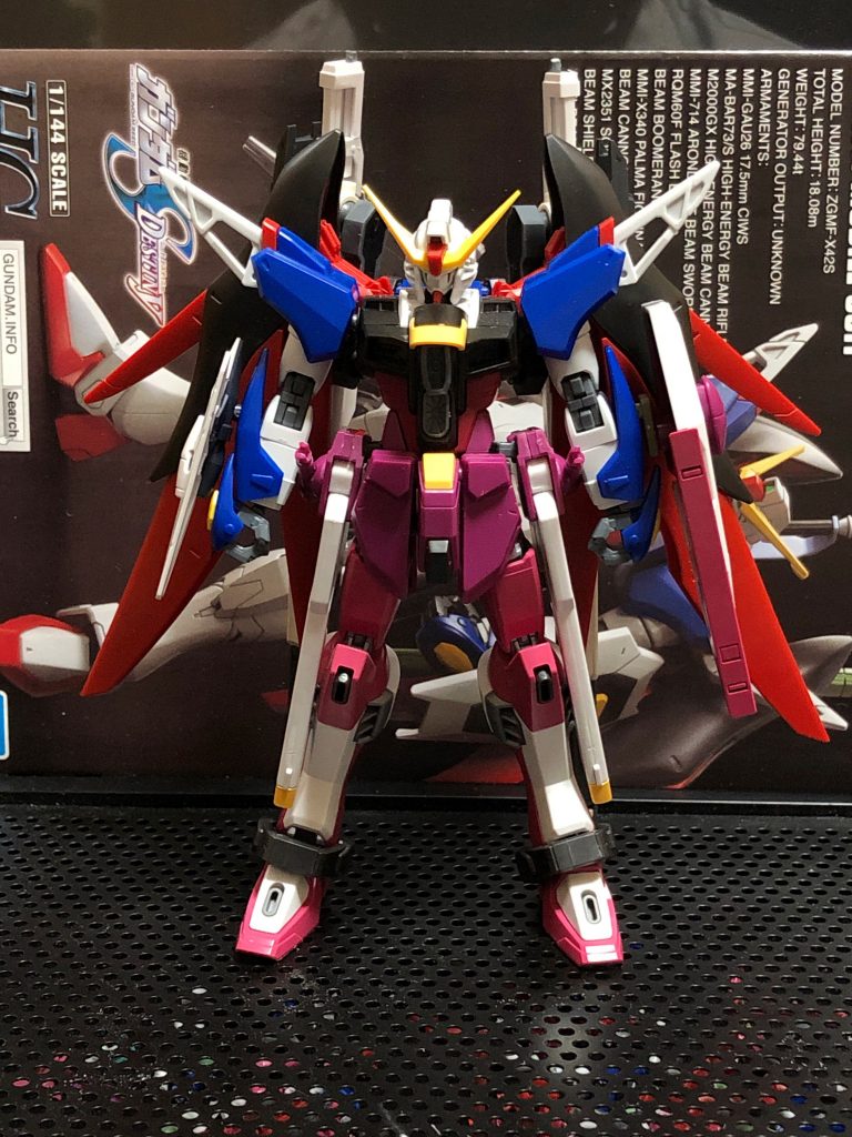 初期案。この頃は胴体のMGX-2235 カリドゥス複相ビーム砲が二門に、あとビームキャリーシールドを採用する予定だったのですが、カリドゥス複相ビーム砲二門は思ったより違和感を感じたのと、ビームキャリーシールドが肩と干渉して邪魔だったので断念。