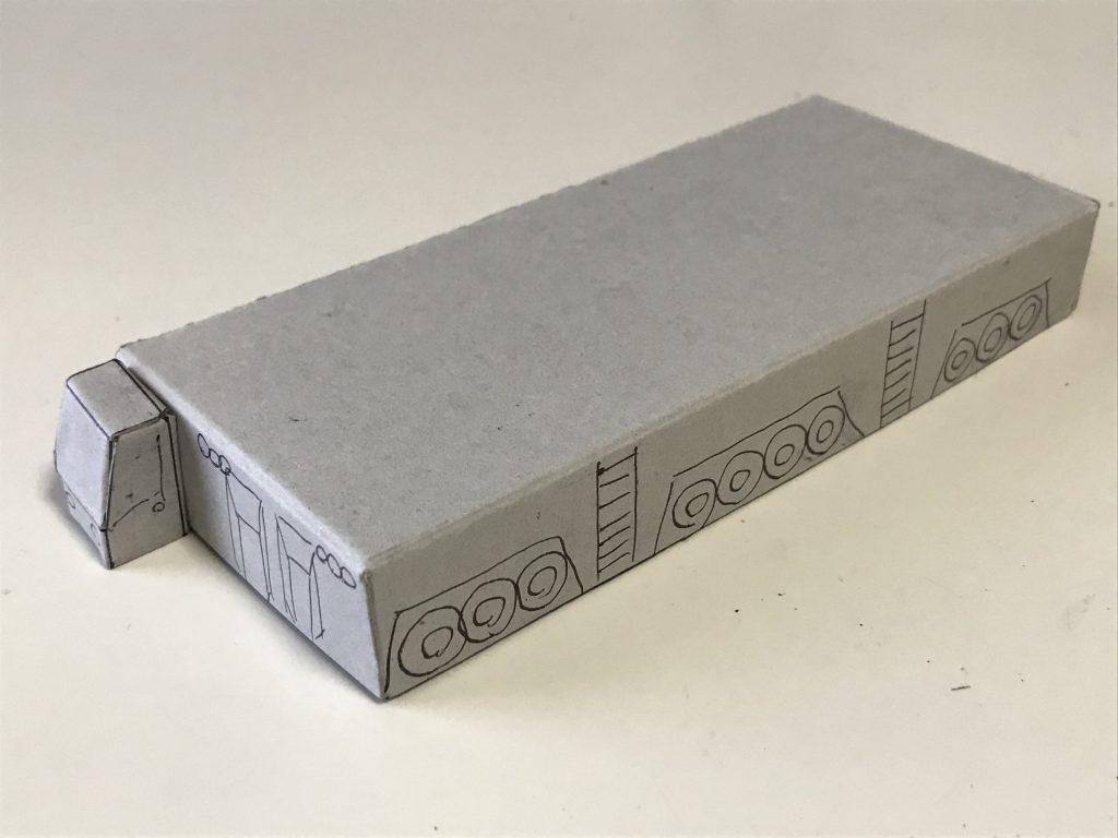 ガンダムトレーラーは空き箱で作りました。タイヤやディテールは汚い手描きで（笑）