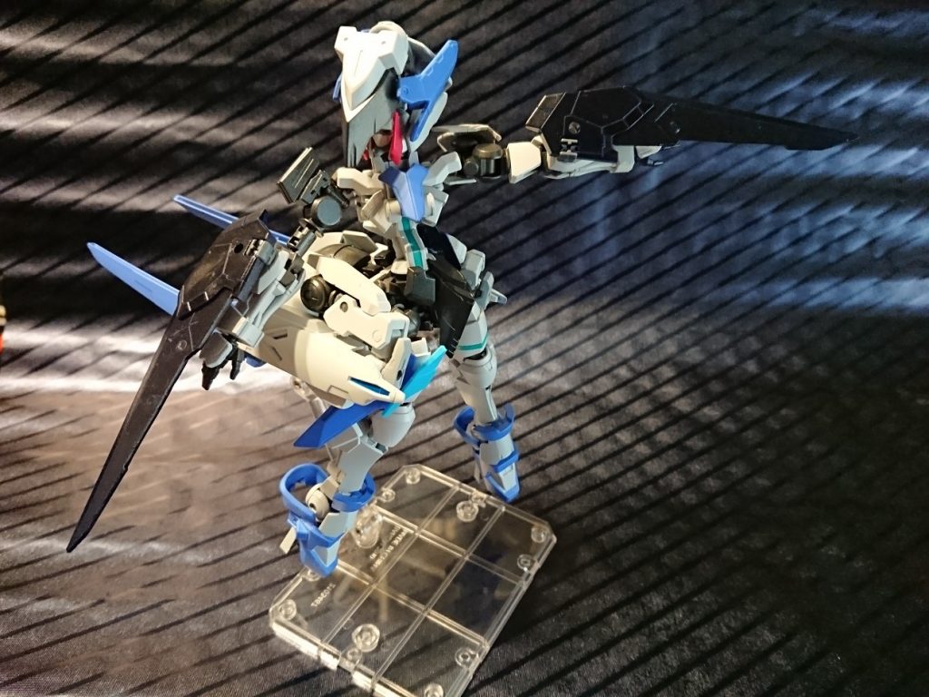 右腰部のアーマーはブレードとしても使えます。