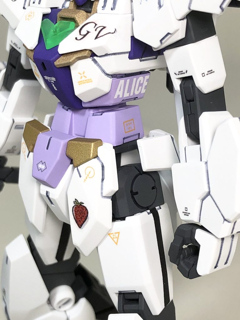 カラーレシピ(クレオス:C ガイアノーツ:G)白(本体):アルティメットホワイト(G)黒(本体):アルティメットブラック(G)金(本体):GXレッドゴールド(C)紫(濃):パープルヴァイオレット(G)紫(薄):ラベンダー(G)フレーム、武装等:メカサフ スーパーへヴィ(G)緑(センサー、カメラ):ガンダムマーカー メタグリーン(C)金(部分塗装):ガンダムマーカー ゴールド(C)銀(部分塗装):4 ARTIST MARKER シルバー 赤(内部バーニア):ガンダムマーカーEX ロイヤルメタレッド