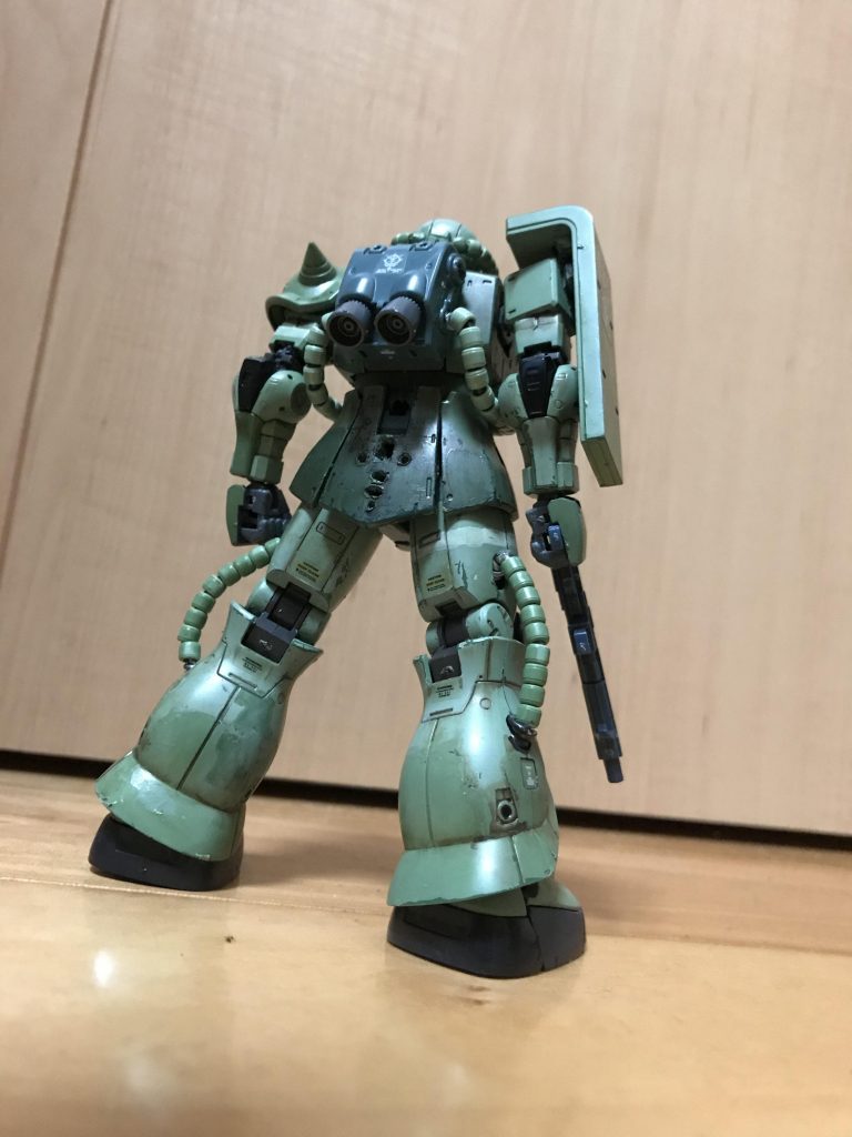 後ろのアーマーの穴は、ウェポンラックを仕込み損ねた跡です。