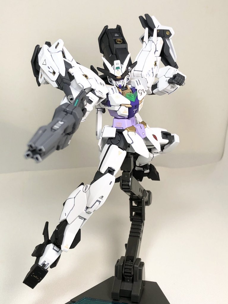 基本的な戦法は高い機動力を生かして相手を撹乱する高速戦闘。元機体のスペック通り、特に宙間戦闘に適している。メイン武装のビームガトリングガンは、面相筆を使ってシルバーとメタリックグリーンでちまちま塗装したらしい。