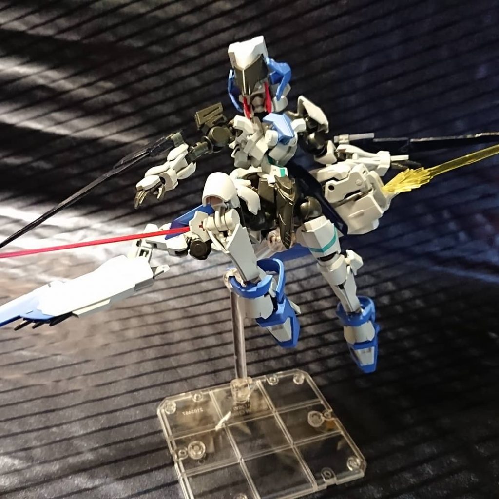 腰部スラスターウィングはフレキシブルに可動。電磁砲としても使用可能です。両膝部には緊急用としてビーム兵器も内蔵。接近戦時や拘束された際に役に立ちます。鉄血機でビーム兵器搭載は若干反則くさいですが、まぁ、いっか(*'▽')その分、威力は最低レベルで稼働時間も一瞬という設定です。