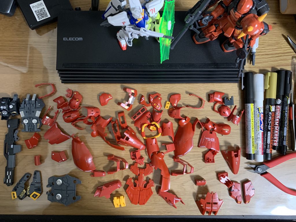 ちょっと気分転換にノスタルジックな文面に変えてみました。ゴメンナサイモウシマセン。なんとなくですがここで作品を載せてる人も同じような経験を幾度も繰り返し匠の技を身につけているような気がします。自分にはまだ先がみえません。ニッパーもピンセットも凄いと思ったけどガンダムマーカー もやばい。トップコートはどういうことなんだ!?どれだけおっさんを喜ばせれば気が済むんですかっ。写真に写ってるF91は息子の作品です。