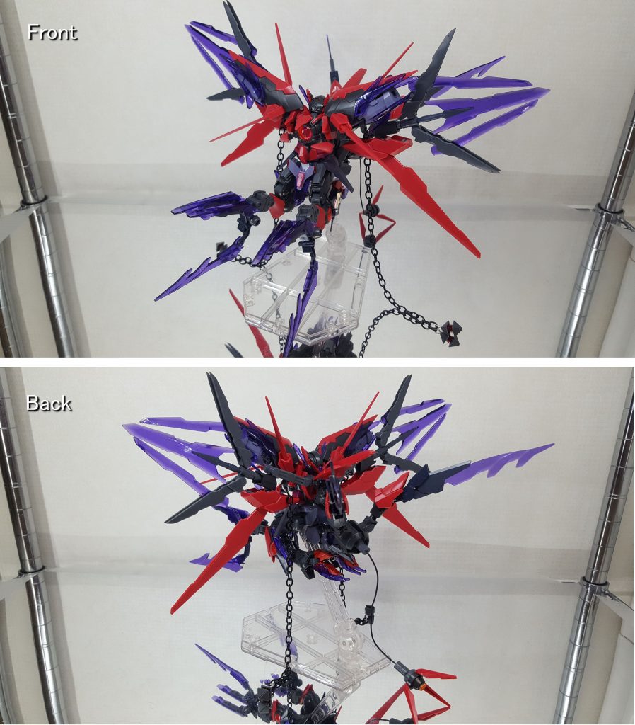 【魔王眼形態(イーヴルアイモード)】「魔王から世界を救った勇者は、もうどこにもいなかった・・・」「見えないものに恐怖し、奇声を上げ、奇行を繰り返し、己の身を傷つけた・・・」「自身が守った人々から略奪を行い、共に戦った仲間に罵倒を浴びせた・・・」「愛した人の声も届かない・・・差し伸べてくれたその手を払い、涙を流すその人に剣を振るった・・・」「そして勇者は・・・いや「それ」は姿を消した・・・愛した人の骸を残して・・・」「・・・いつしか噂が流れ始めた。山を越え、海を越えたその先に「それ」はいるのだと・・・」「・・・人々は、「それ」をこう呼んだ・・・」「・・魔王、と・・・」『怪物と戦う者は、その際自分が怪物にならぬように気をつけるがいい。長い間、深淵をのぞきこんでいると、深淵もまた、君をのぞきこむ。』by ニーチェとある攻撃を行うための形態です。簡易的な変形になります。正座させただけですw。GNドライブを目玉に見立てて、RPGに出てくるようなイビルアイっぽくしてみました。動く棺桶ことボールっぽくもあります。実は変形することに意味はほとんどありません。機動力や攻撃力が上がる訳ではありませんので・・・この変形は、相手の感情に何らかの変化をもたらすために行います。ちょっとした驚きや恐怖を与えることで、前述したMPフィールドの効果がより強く反映されます。そしてこの形態になった時に使用する兵装が【ジェノシック・ブレイカー】です。武装6【ジェノシック・ブレイカー】精神汚染フィールド内に自身がため込んでいた負のエネルギーを最大出力で放出します。放出した負のエネルギーは脳量子波に乗って、フィールド内にいる生命体の心(意識)へと直接流し込まれます。この時生命体の意識は、怒りや憎しみ、恐怖といった負の感情や怨念等の自分以外の意識によって浸食された状態にあります。※自分の意思とは無関係に嫌なものを延々と見せられ続けます。この状態に耐え抜くことができなければ精神が崩壊します。良くて発狂程度で済みますが、大抵はそのまま狂死します。パイロットへの精神攻撃のため、どれほど強力な機体に乗っていようとも精神攻撃から心を守る手段が無ければ、恐怖の果ての死が待ち構えています。