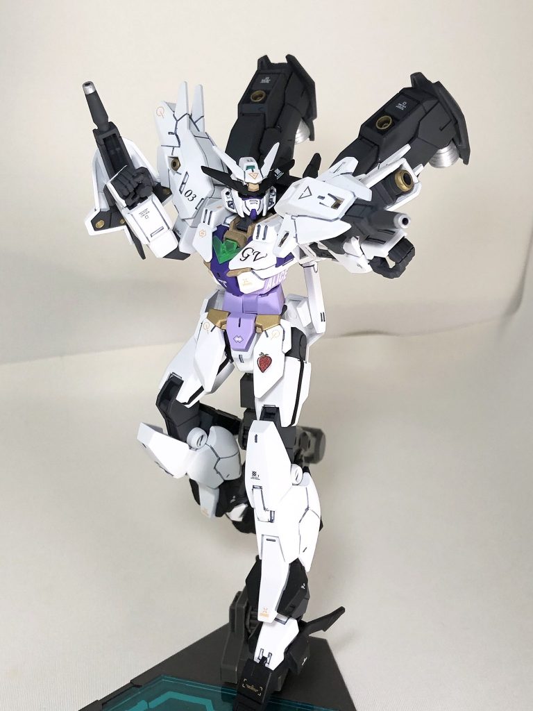 前腕に装備した射撃武器、マニファービット。従来通り肩にマウントして固定砲台、遠隔操作して射撃ビットとしても使用可。こちらもシルバーとゴールドで部分塗装してある。