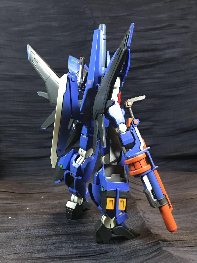 手持ち武器はトリモチランチャーという設定で、色つきトリモチペイント弾を発射します。ビーム輝くバトルフィールドでスプラトゥーンみたいな事をしてたらいいなと。