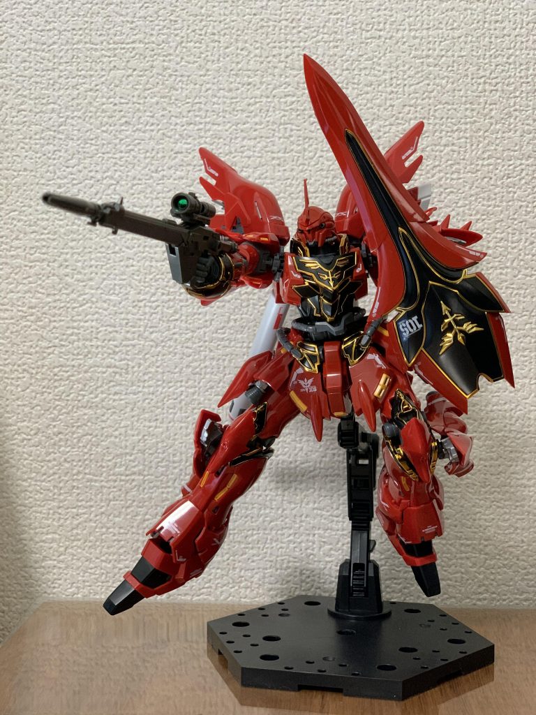 おっさんの作業環境は1作目で晒した通り、ちょっとしたデスクのみで横にはすぐにベットがあり非常に狭いです。部位毎にランナーから切り離し、ゲート処理していきます。机の上に空箱を用意し、ゲート跡を切り離していきますが、たまに弾けたゲート跡がベットに落ち、寝てる最中にチクチクと攻撃してきます。妻のベッドはさらに奥にありますが、そこまで飛んでいないでしょう。きっと多分。文句言われてないもんね。うんうん。