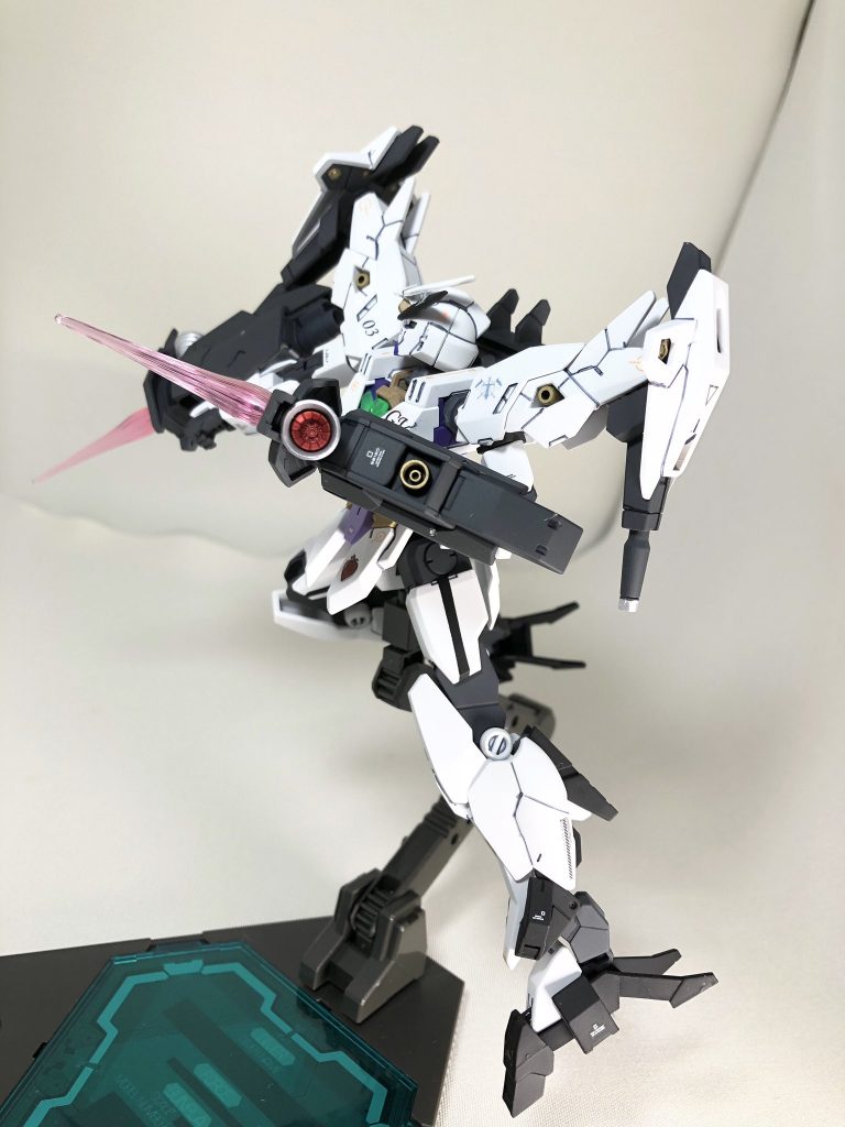 マルチコンテナビット(ビームナックルモード)高機動力で敵に肉薄してビーム刃で引き裂きぶん殴る特攻武器。バーニアを大型化したことでバックパック装着時の推進力は劇的に向上したものの、腕に装備する際にはバーニアと腕が干渉するので、取り付け向きが一部変わっている。