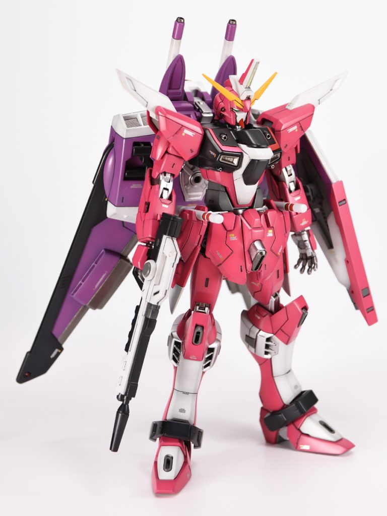 素組みでは、だいぶ野暮ったい印象。特に胸のバンダイエッジは泣き所でした。