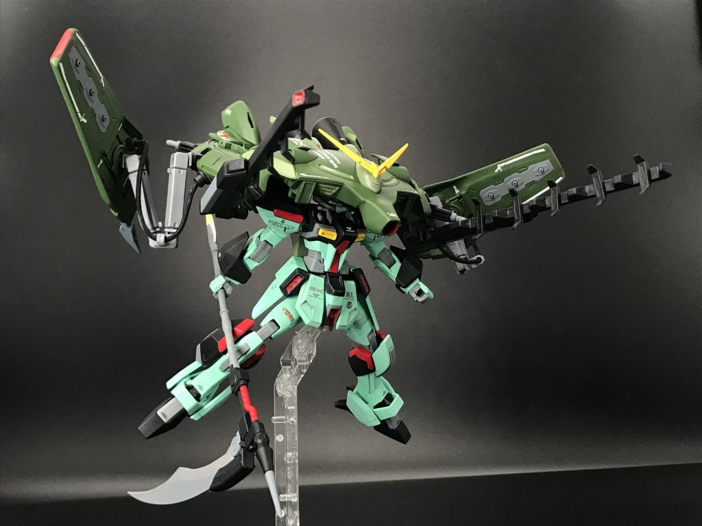 シールド裏には奪取したセカンドシリーズのアビスから得た三連装ビームを装備、バックパック円周上にはデストロイガンダムで実証された熱プラズマ複合砲を装備し、ザフト水中用機体が得意とする海上の敵機を迎撃する戦法を可能にしてます